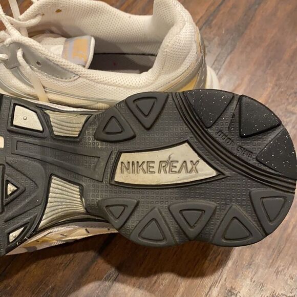 nike reax run 3 size 11 white with grey metallic accents and gold around swoosh - Picture 8 of 8
